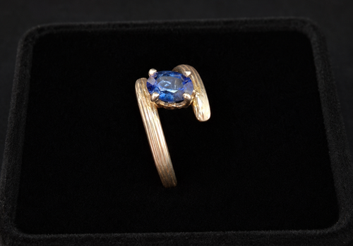Brilliant oval sapphire ring